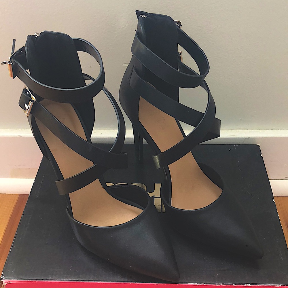 Size 7 us , BRAND NEW NEVER WORN